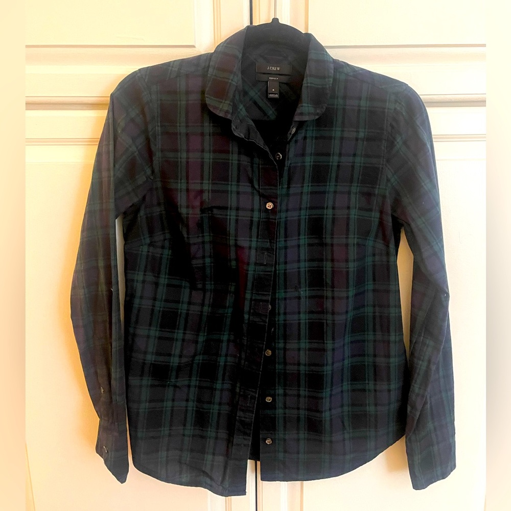 J Crew black watch plaid perfect shirt size 4. Excellent condition only worn 2x